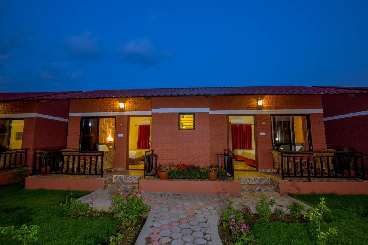 Vision Safari Pvt Ltd Hotel Sauraha Exterior foto