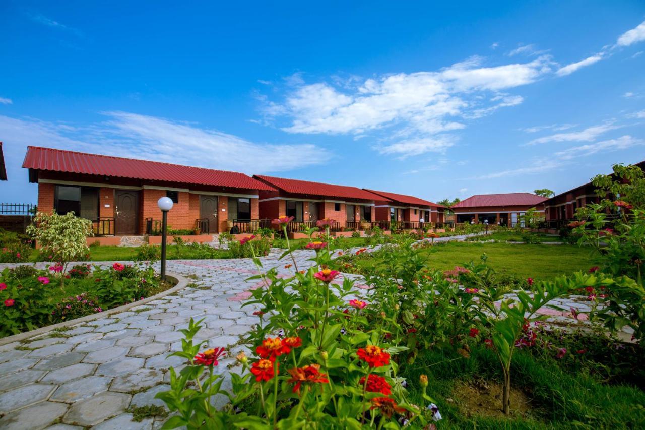 Vision Safari Pvt Ltd Hotel Sauraha Exterior foto