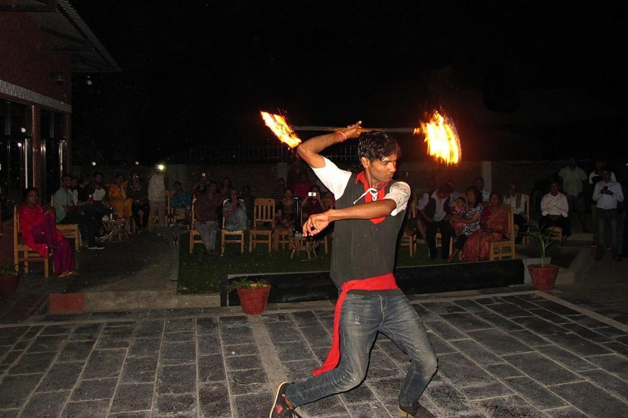 Vision Safari Pvt Ltd Hotel Sauraha Exterior foto