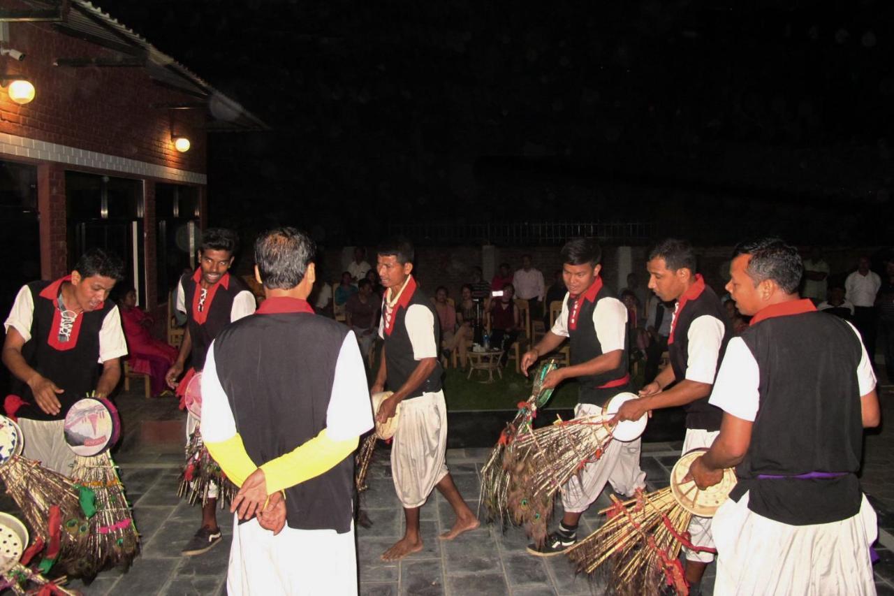 Vision Safari Pvt Ltd Hotel Sauraha Exterior foto