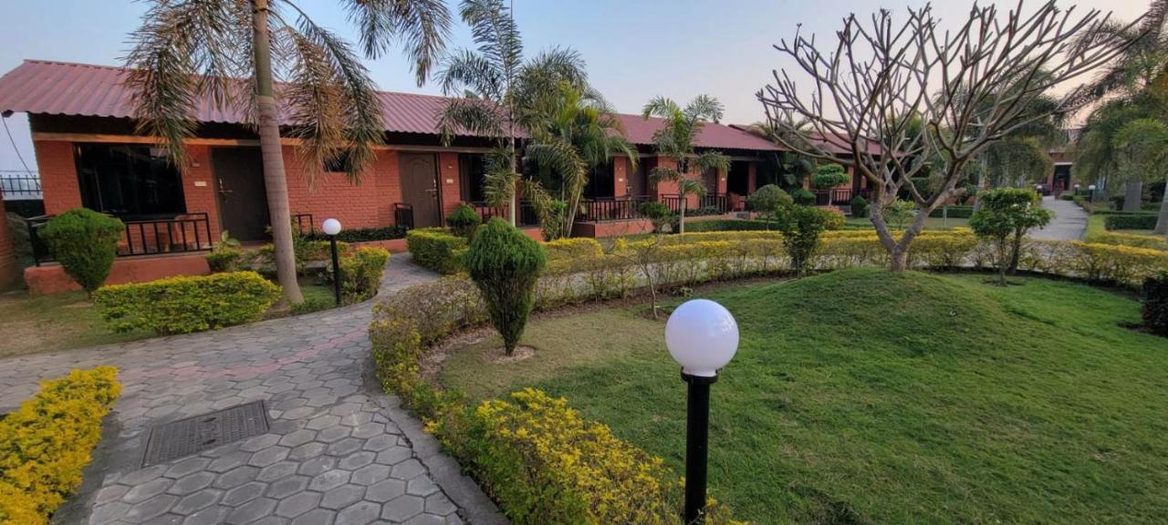 Vision Safari Pvt Ltd Hotel Sauraha Exterior foto