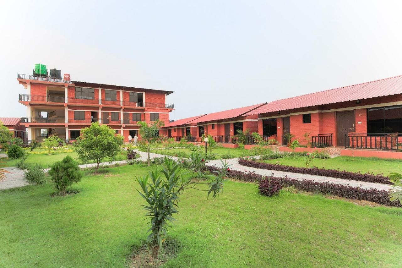 Vision Safari Pvt Ltd Hotel Sauraha Exterior foto